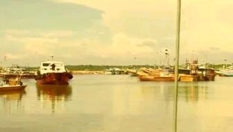 鏟車助推8200噸散貨船“遠景發(fā)展”氣囊上排下水，吉水接水順利